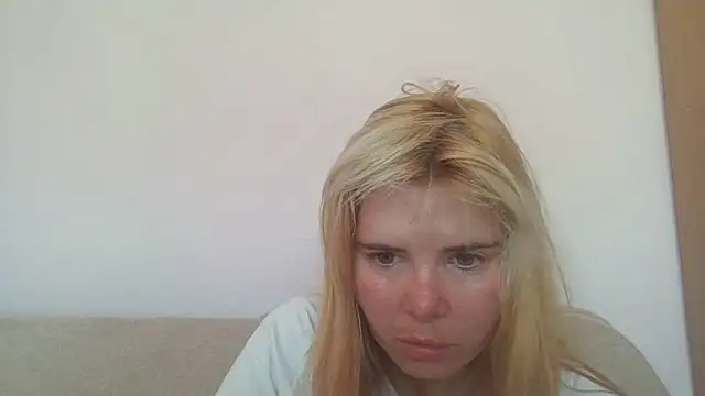 Snapshot of HornyElena chatting on June 22, 8:11 am HornyElena online show from June 22, 8:11 am