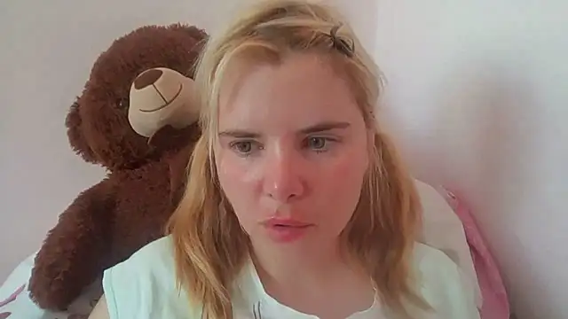 Snapshot of HornyElena chatting on June 26, 8:19 am HornyElena online show from June 26, 8:19 am