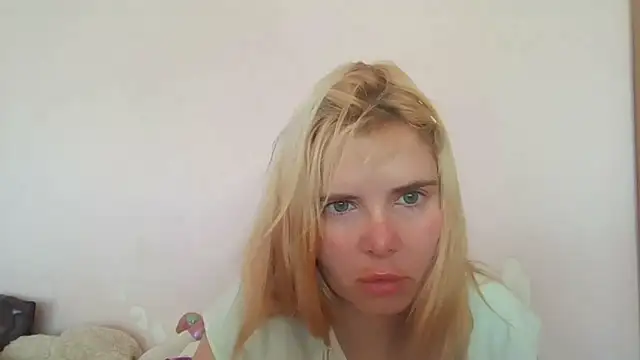 Snapshot of HornyElena chatting on June 27, 8:08 am HornyElena online show from June 27, 8:08 am