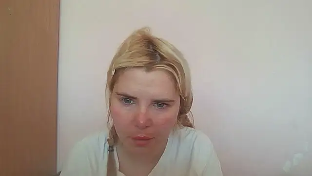 Snapshot of HornyElena chatting on July 2, 8:20 am HornyElena online show from July 2, 8:20 am