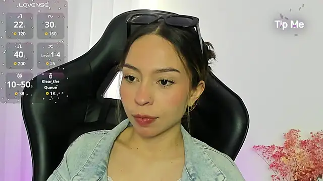 LuluuBerry online show from December 16, 6:46 pm