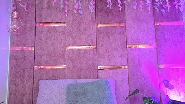 Snapshot of _ViolletteNoir_ chatting on December 20, 8:27 pm ViolletteNoir online show from December 20, 8:27 pm