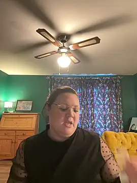 Snapshot of RealWoman84 chatting on November 11, 1:33 pm RealWoman84 online show from November 11, 1:33 pm