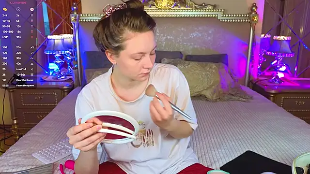 Snapshot of HolyBabyDoll chatting on November 9, 4:44 am HolyBabyDoll online show from November 9, 4:44 am