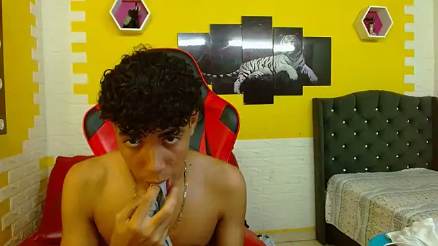 Snapshot of leam_1 chatting on November 24, 10:20 pm leam 1 online show from November 24, 10:20 pm