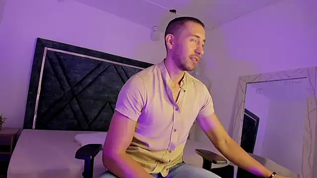 Snapshot of ElianReed chatting on November 10, 1:21 pm ElianReed online show from November 10, 1:21 pm