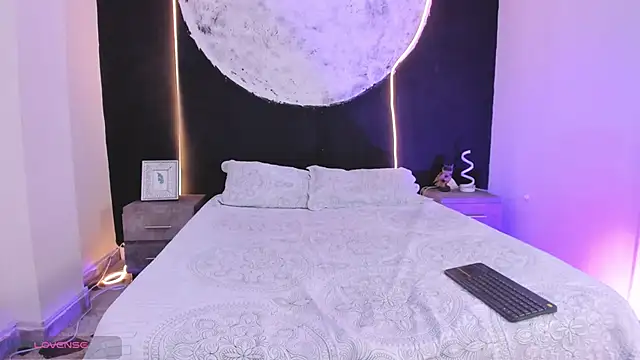 ZarinaWynne online show from November 17, 8:25 pm