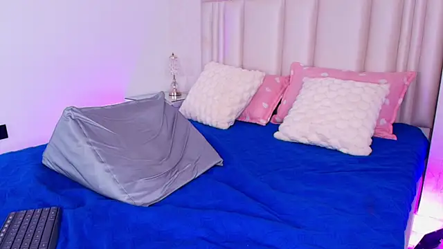 alanarose18 online show from March 25, 7:31 pm