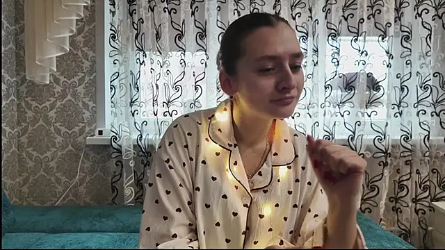 SweetLiaison online show from December 4, 7:28 am