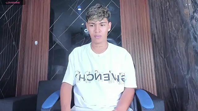 Timmy Kiing  online show from November 28, 8:33 pm