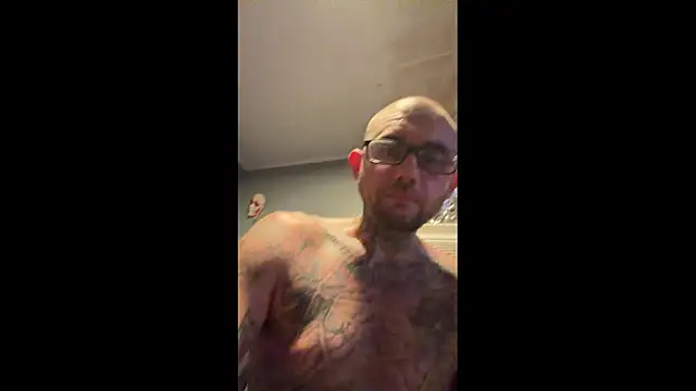 Snapshot of trickydickydaddy chatting on May 19, 3:35 am trickydickydaddy online show from May 19, 3:35 am