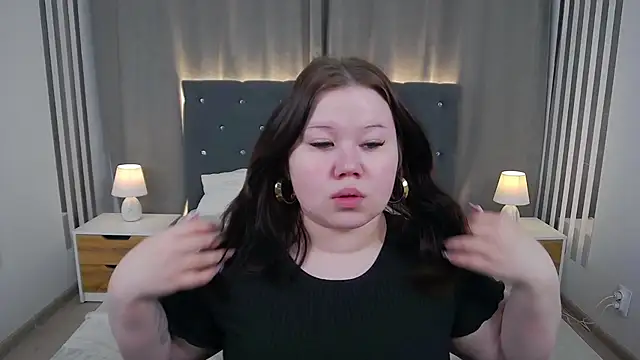 Snapshot of EvaNova_ chatting on December 14, 4:18 am EvaNova online show from December 14, 4:18 am