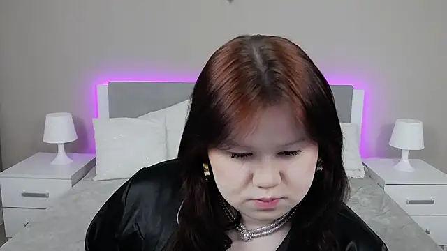 Snapshot of EvaNova_ chatting on February 1, 8:24 am EvaNova online show from February 1, 8:24 am