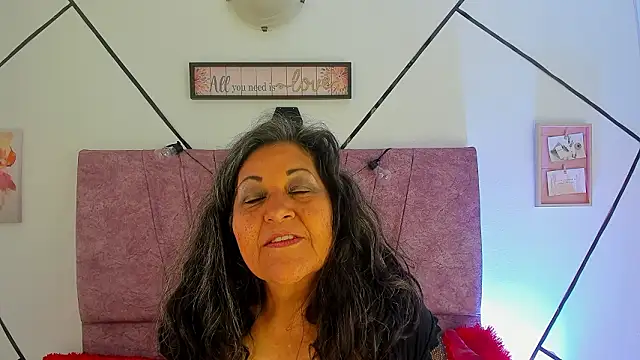 Snapshot of Victoriaa_Anderson chatting on February 2, 5:44 pm Victoriaa Anderson online show from February 2, 5:44 pm