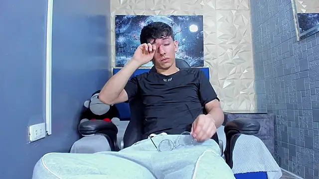 ElanGiraldo online show from May 21, 10:50 pm
