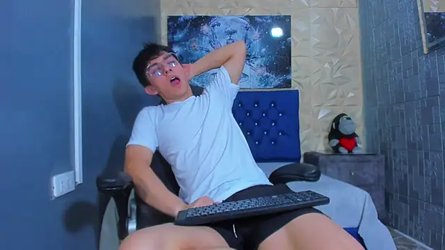 Snapshot of ElanGiraldo chatting on July 3, 12:06 am ElanGiraldo online show from July 3, 12:06 am