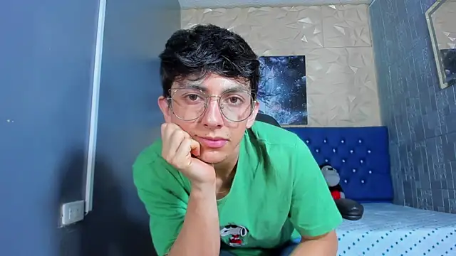 Snapshot of ElanGiraldo chatting on July 4, 10:49 pm ElanGiraldo online show from July 4, 10:49 pm