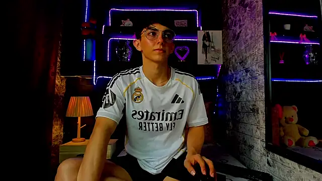 Snapshot of ElanGiraldo chatting on August 7, 7:05 pm ElanGiraldo online show from August 7, 7:05 pm