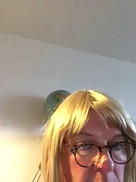 Snapshot of simone_xdressing chatting on December 15, 2:05 pm simone xdressing online show from December 15, 2:05 pm