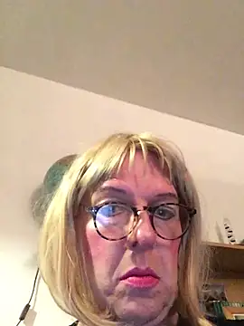 Snapshot of simone_xdressing chatting on January 19, 12:49 am simone xdressing online show from January 19, 12:49 am