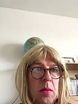 Snapshot of simone_xdressing chatting on February 12, 2:10 pm simone xdressing online show from February 12, 2:10 pm