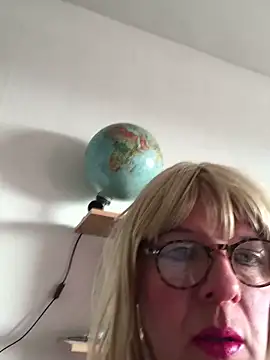 Snapshot of simone_xdressing chatting on February 23, 1:13 am simone xdressing online show from February 23, 1:13 am