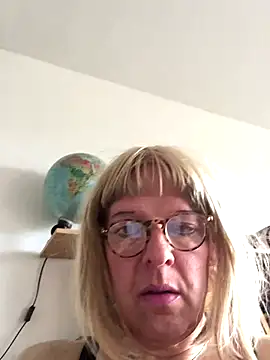 Snapshot of simone_xdressing chatting on September 17, 1:13 pm simone xdressing online show from September 17, 1:13 pm