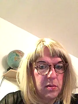 Snapshot of simone_xdressing chatting on November 5, 7:58 pm simone xdressing online show from November 5, 7:58 pm