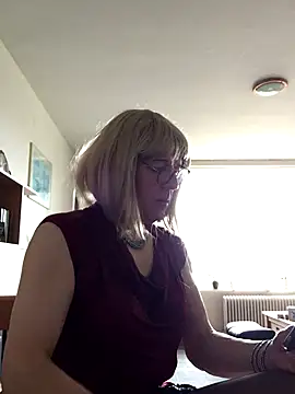 Snapshot of simone_xdressing chatting on November 9, 10:02 am simone xdressing online show from November 9, 10:02 am