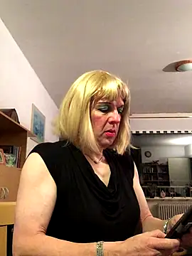 Snapshot of simone_xdressing chatting on November 17, 1:11 am simone xdressing online show from November 17, 1:11 am