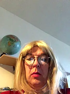 Snapshot of simone_xdressing chatting on November 23, 2:28 pm simone xdressing online show from November 23, 2:28 pm