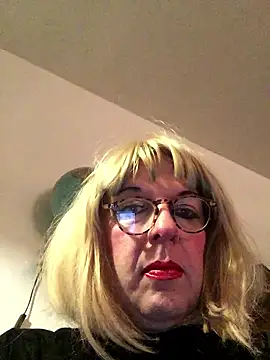 Snapshot of simone_xdressing chatting on January 18, 1:20 am simone xdressing online show from January 18, 1:20 am