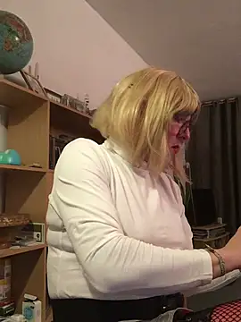 Snapshot of simone_xdressing chatting on February 8, 12:36 am simone xdressing online show from February 8, 12:36 am