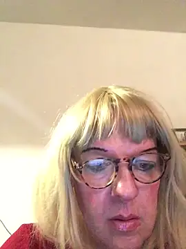 Snapshot of simone_xdressing chatting on February 14, 1:13 am simone xdressing online show from February 14, 1:13 am