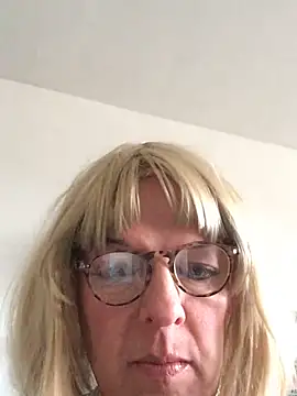 Snapshot of simone_xdressing chatting on February 15, 3:20 pm simone xdressing online show from February 15, 3:20 pm