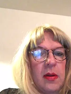 Snapshot of simone_xdressing chatting on February 25, 12:31 am simone xdressing online show from February 25, 12:31 am