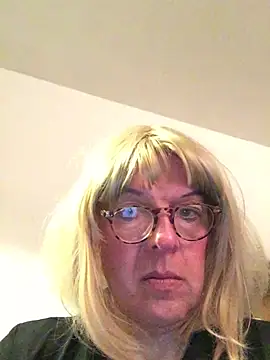 Snapshot of simone_xdressing chatting on March 1, 8:33 pm simone xdressing online show from March 1, 8:33 pm