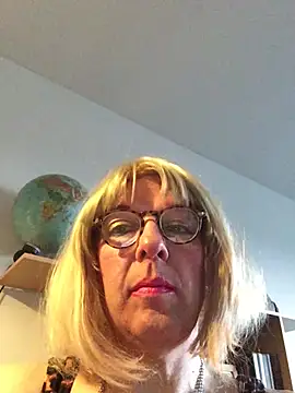 Snapshot of simone_xdressing chatting on March 15, 5:19 pm simone xdressing online show from March 15, 5:19 pm