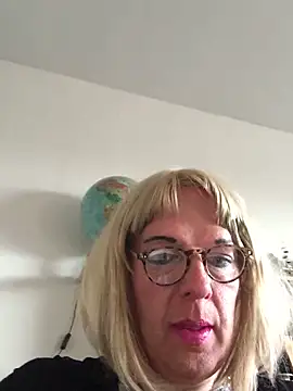 Snapshot of simone_xdressing chatting on April 19, 5:45 pm simone xdressing online show from April 19, 5:45 pm