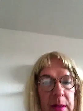 Snapshot of simone_xdressing chatting on April 19, 6:10 pm simone xdressing online show from April 19, 6:10 pm