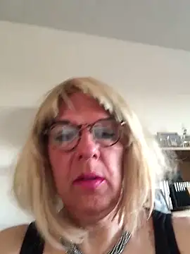 Snapshot of simone_xdressing chatting on April 29, 6:25 pm simone xdressing online show from April 29, 6:25 pm