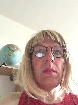 Snapshot of simone_xdressing chatting on May 3, 4:02 pm simone xdressing online show from May 3, 4:02 pm