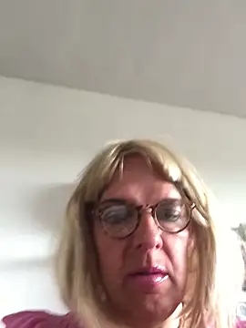 Snapshot of simone_xdressing chatting on June 7, 2:43 pm simone xdressing online show from June 7, 2:43 pm