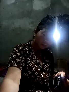 Snapshot of vangkt-cute chatting on March 24, 6:35 pm vangkt-cute online show from March 24, 6:35 pm