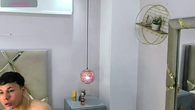 AaronFonseca  online show from November 12, 8:08 pm