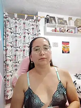 Snapshot of LaLey2702 chatting on November 19, 1:38 am LaLey2702 online show from November 19, 1:38 am