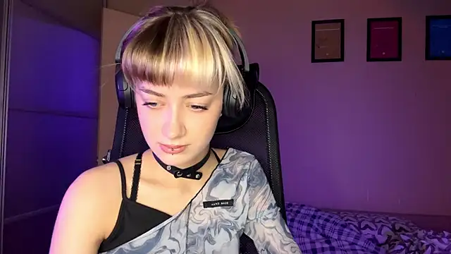 EmilySkyline online show from November 22, 5:17 am