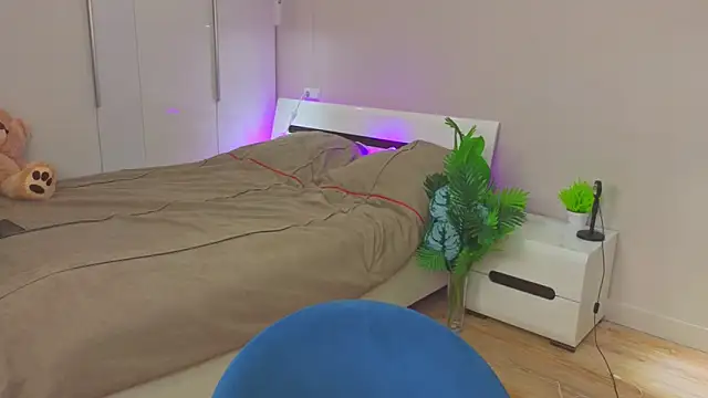 Snapshot of LilyPoetry_ chatting on November 23, 11:32 am LilyPoetry online show from November 23, 11:32 am