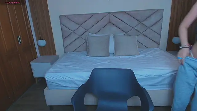 Laracooper  online show from February 20, 7:14 pm