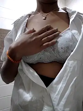 Snapshot of sexy_lelina chatting on November 21, 3:22 pm sexy lelina online show from November 21, 3:22 pm